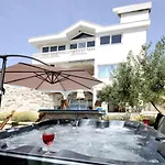 Villa Stagnum Baba - Impressive Luxury With Heated Pool, Hot Tub, Playroom And Upscale House Design