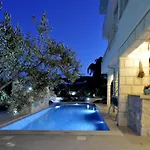 Stagnum Baba - Impressive Luxury With Heated Pool, Hot Tub, Playroom And Upscale House Design Trogir