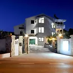 Villa Stagnum Baba - Impressive Luxury With Heated Pool, Hot Tub, Playroom And Upscale House Design *