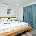 Villa Stagnum Baba - Impressive Luxury With Heated Pool, Hot Tub, Playroom And Upscale House Design