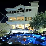 Villa Stagnum Baba - Impressive Luxury With Heated Pool, Hot Tub, Playroom And Upscale House Design *