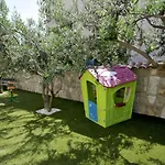 Stagnum Baba - Impressive Luxury With Heated Pool, Hot Tub, Playroom And Upscale House Design *
