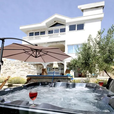 Villa Stagnum Baba - Impressive Luxury With Heated Pool, Hot Tub, Playroom And Upscale House Design