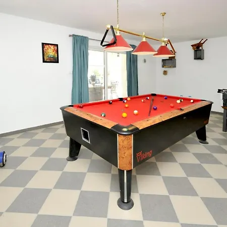 Stagnum Baba - Impressive Luxury With Heated Pool, Hot Tub, Playroom And Upscale House Design Villa