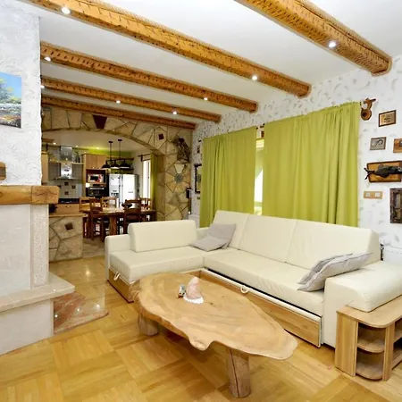 Villa Stagnum Baba - Impressive Luxury With Heated Pool, Hot Tub, Playroom And Upscale House Design