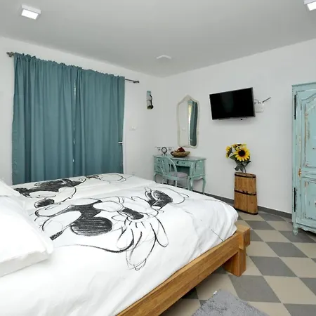 Stagnum Baba - Impressive Luxury With Heated Pool, Hot Tub, Playroom And Upscale House Design *