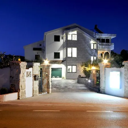 Villa Stagnum Baba - Impressive Luxury With Heated Pool, Hot Tub, Playroom And Upscale House Design *