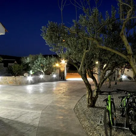 Stagnum Baba - Impressive Luxury With Heated Pool, Hot Tub, Playroom And Upscale House Design * Trogir