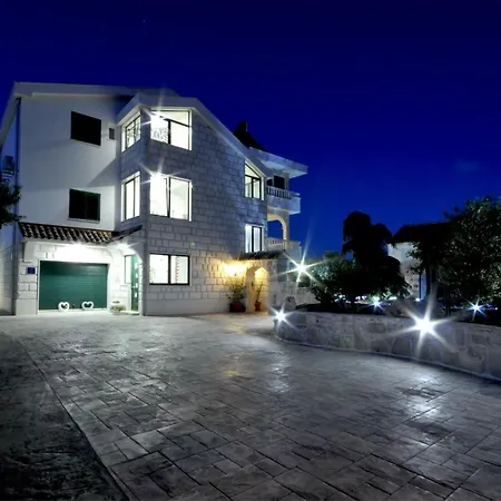 Stagnum Baba - Impressive Luxury With Heated Pool, Hot Tub, Playroom And Upscale House Design Villa