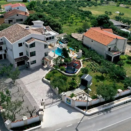 Stagnum Baba - Impressive Luxury With Heated Pool, Hot Tub, Playroom And Upscale House Design