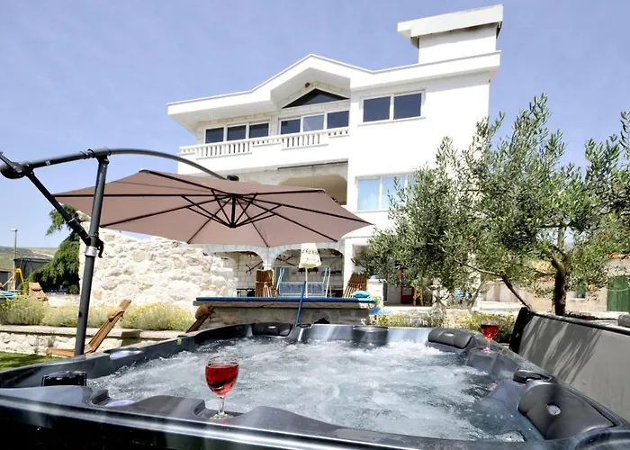 Vila Stagnum Baba - Impressive Luxury With Heated Pool, Hot Tub, Playroom And Upscale House Design