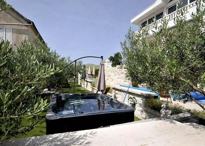 Stagnum Baba - Impressive Luxury With Heated Pool, Hot Tub, Playroom And Upscale House Design Vila Trogir