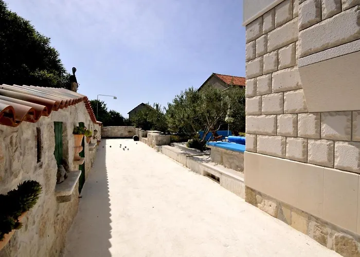 Stagnum Baba - Impressive Luxury With Heated Pool, Hot Tub, Playroom And Upscale House Design