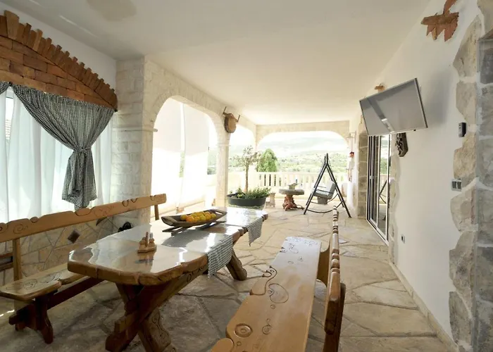 Villa Stagnum Baba - Impressive Luxury With Heated Pool, Hot Tub, Playroom And Upscale House Design