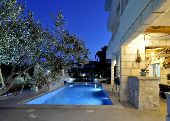Stagnum Baba - Impressive Luxury With Heated Pool, Hot Tub, Playroom And Upscale House Design Trogir