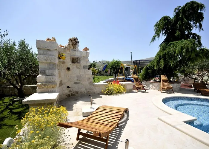 Vila Stagnum Baba - Impressive Luxury With Heated Pool, Hot Tub, Playroom And Upscale House Design
