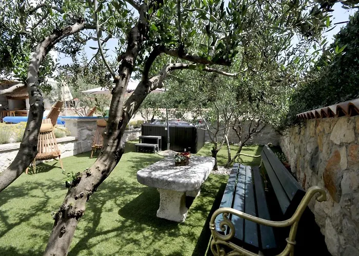 Stagnum Baba - Impressive Luxury With Heated Pool, Hot Tub, Playroom And Upscale House Design Trogir