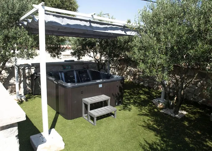 Vila Stagnum Baba - Impressive Luxury With Heated Pool, Hot Tub, Playroom And Upscale House Design