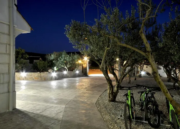 Stagnum Baba - Impressive Luxury With Heated Pool, Hot Tub, Playroom And Upscale House Design * Trogir