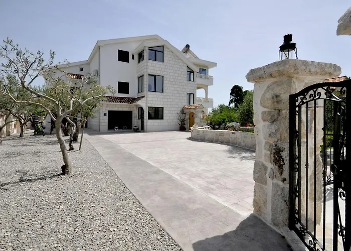 Vila Stagnum Baba - Impressive Luxury With Heated Pool, Hot Tub, Playroom And Upscale House Design Trogir