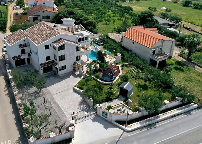 Stagnum Baba - Impressive Luxury With Heated Pool, Hot Tub, Playroom And Upscale House Design