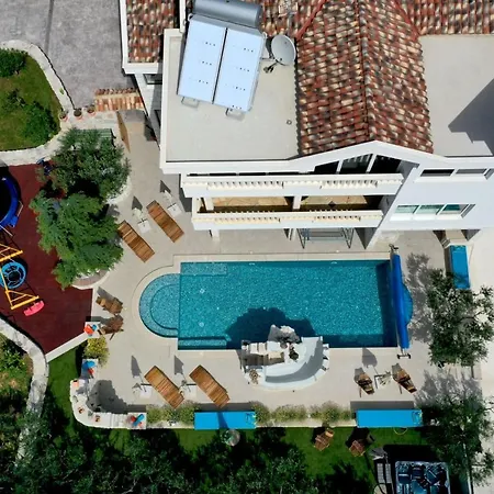 Vila Stagnum Baba - Impressive Luxury With Heated Pool, Hot Tub, Playroom And Upscale House Design *