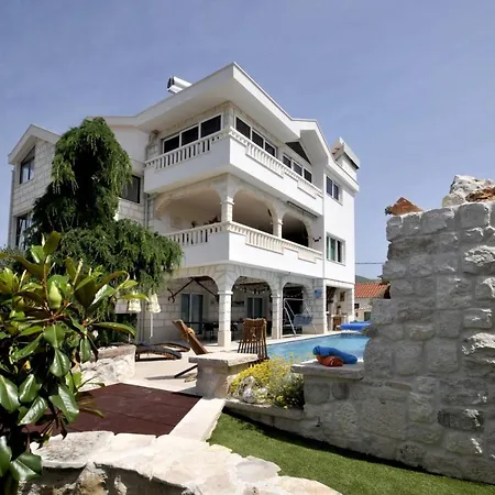 Stagnum Baba - Impressive Luxury With Heated Pool, Hot Tub, Playroom And Upscale House Design فيلة تروغير