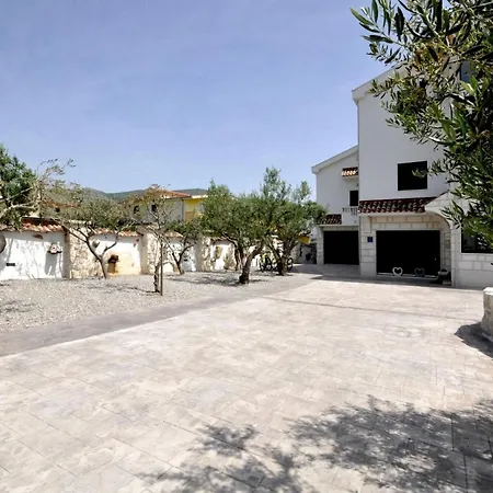 Stagnum Baba - Impressive Luxury With Heated Pool, Hot Tub, Playroom And Upscale House Design فيلة