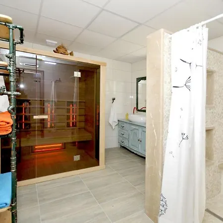 Stagnum Baba - Impressive Luxury With Heated Pool, Hot Tub, Playroom And Upscale House Design Vila Trogir