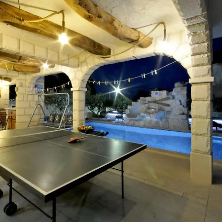 Stagnum Baba - Impressive Luxury With Heated Pool, Hot Tub, Playroom And Upscale House Design * تروغير