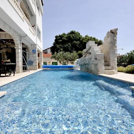 Stagnum Baba - Impressive Luxury With Heated Pool, Hot Tub, Playroom And Upscale House Design Vila Trogir