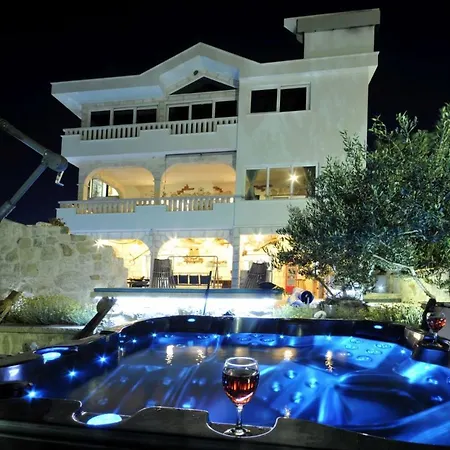 Vila Stagnum Baba - Impressive Luxury With Heated Pool, Hot Tub, Playroom And Upscale House Design *