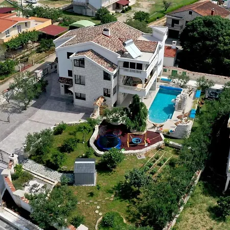 فيلة Stagnum Baba - Impressive Luxury With Heated Pool, Hot Tub, Playroom And Upscale House Design تروغير