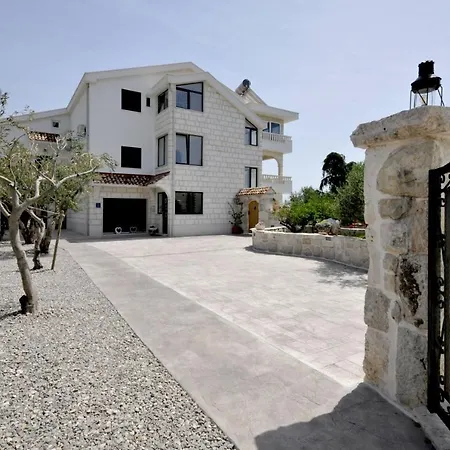 فيلة Stagnum Baba - Impressive Luxury With Heated Pool, Hot Tub, Playroom And Upscale House Design تروغير