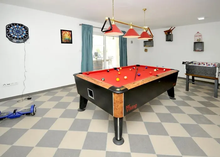 Stagnum Baba - Impressive Luxury With Heated Pool, Hot Tub, Playroom And Upscale House Design Villa