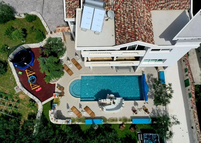 Villa Stagnum Baba - Impressive Luxury With Heated Pool, Hot Tub, Playroom And Upscale House Design *
