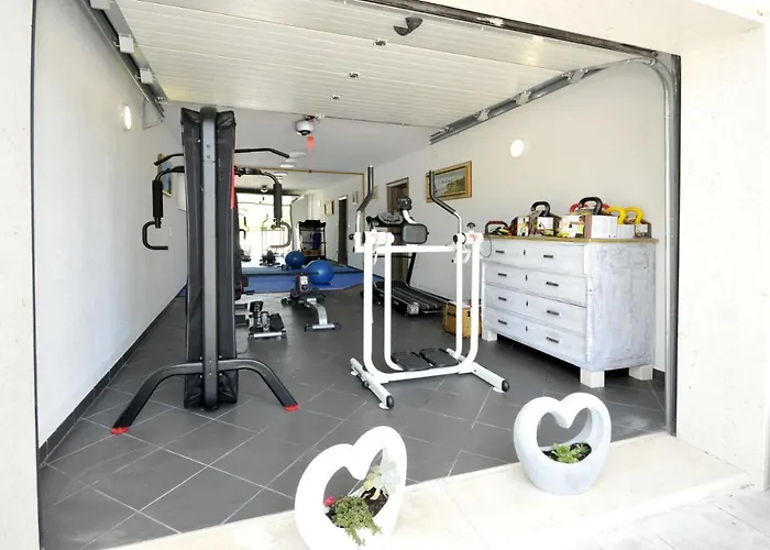 Stagnum Baba - Impressive Luxury With Heated Pool, Hot Tub, Playroom And Upscale House Design Trogir