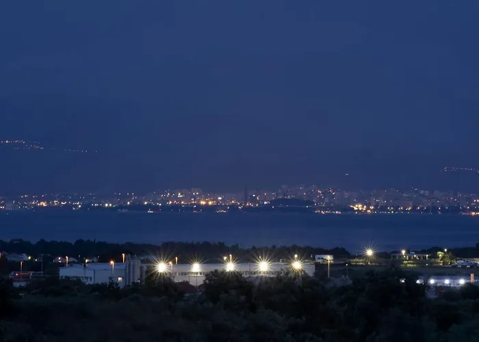 Villa Stagnum Baba - Impressive Luxury With Heated Pool, Hot Tub, Playroom And Upscale House Design *