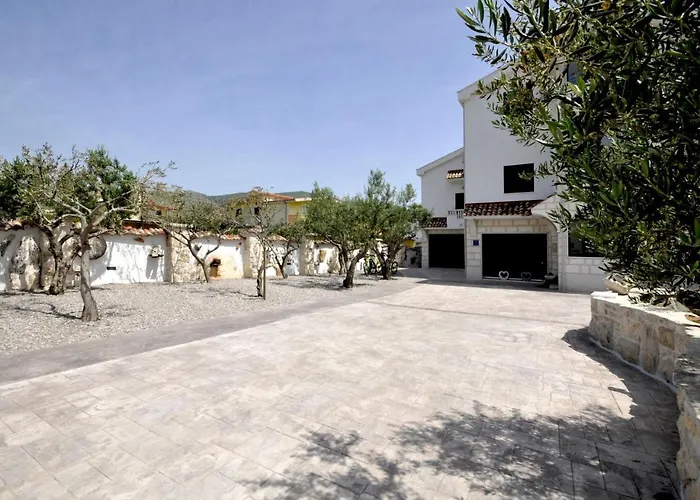 Stagnum Baba - Impressive Luxury With Heated Pool, Hot Tub, Playroom And Upscale House Design Villa