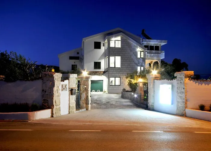 Villa Stagnum Baba - Impressive Luxury With Heated Pool, Hot Tub, Playroom And Upscale House Design *