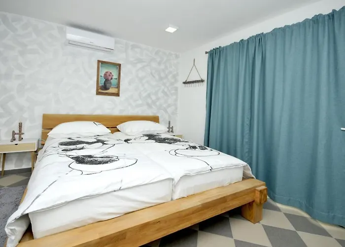 Villa Stagnum Baba - Impressive Luxury With Heated Pool, Hot Tub, Playroom And Upscale House Design