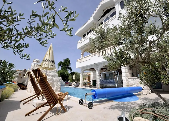 Stagnum Baba - Impressive Luxury With Heated Pool, Hot Tub, Playroom And Upscale House Design Villa