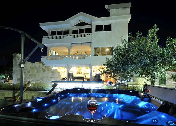 Villa Stagnum Baba - Impressive Luxury With Heated Pool, Hot Tub, Playroom And Upscale House Design *