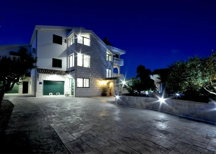 Stagnum Baba - Impressive Luxury With Heated Pool, Hot Tub, Playroom And Upscale House Design Villa