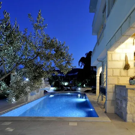 Stagnum Baba - Impressive Luxury With Heated Pool, Hot Tub, Playroom And Upscale House Design טרוגיר