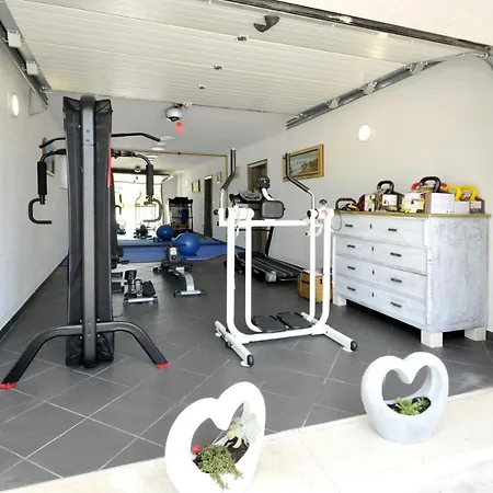 Stagnum Baba - Impressive Luxury With Heated Pool, Hot Tub, Playroom And Upscale House Design טרוגיר