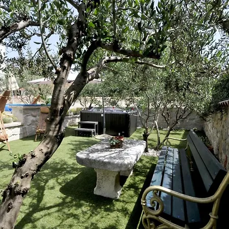Stagnum Baba - Impressive Luxury With Heated Pool, Hot Tub, Playroom And Upscale House Design טרוגיר