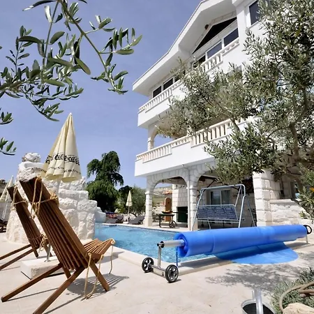 Stagnum Baba - Impressive Luxury With Heated Pool, Hot Tub, Playroom And Upscale House Design וילה